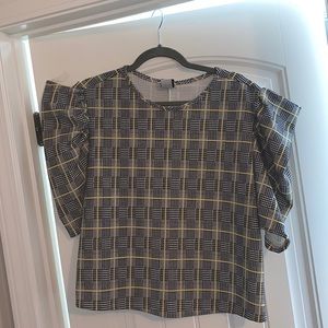 Short puffy like sleeve blouse